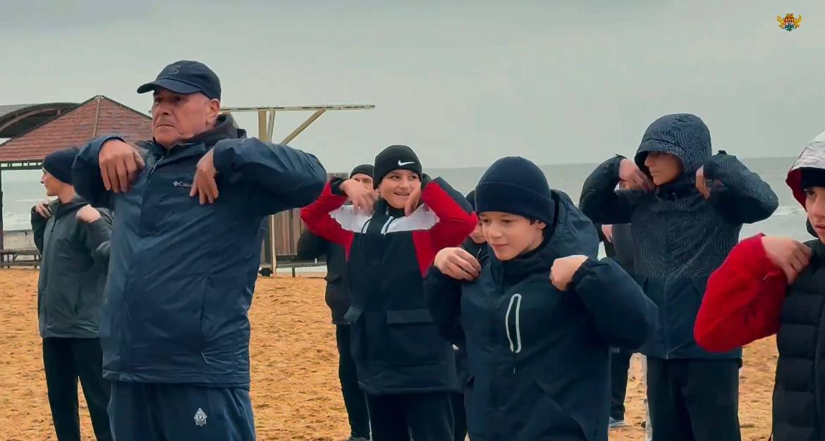 На городском пляже Махачкалы, несмотря на пасмурную погоду, прошла «Зарядка с чемпионом» На городском пляже Махачкалы, несмотря на пасмурную погоду, прошла «Зарядка с чемпионом»