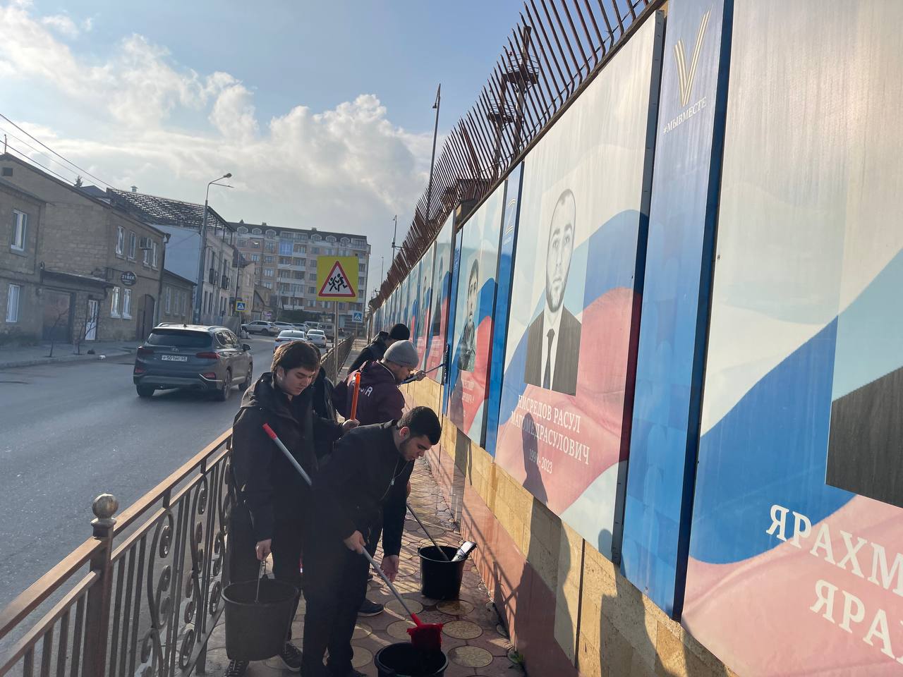 Отдел молодёжной политики и спорта администрации городского округа «город Дербент» совместно с волонтёрами провели субботник у Стены Памяти в преддверии Дня героев Отечества Отдел молодёжной политики и спорта администрации городского округа «город Дербент» совместно с волонтёрами провели субботник у Стены Памяти в преддверии Дня героев Отечества