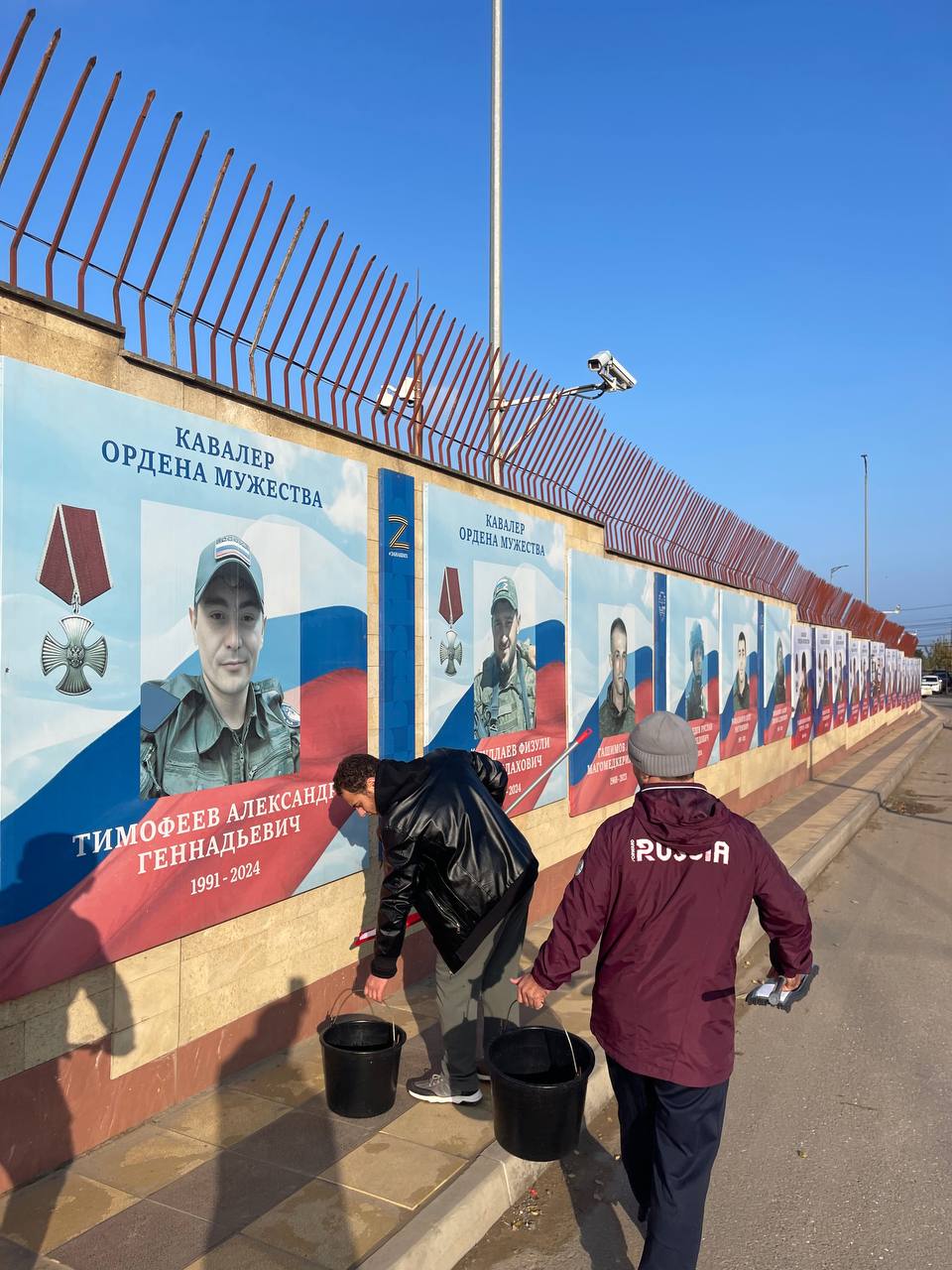 Отдел молодёжной политики и спорта администрации городского округа «город Дербент» совместно с волонтёрами провели субботник у Стены Памяти в преддверии Дня героев Отечества Отдел молодёжной политики и спорта администрации городского округа «город Дербент» совместно с волонтёрами провели субботник у Стены Памяти в преддверии Дня героев Отечества