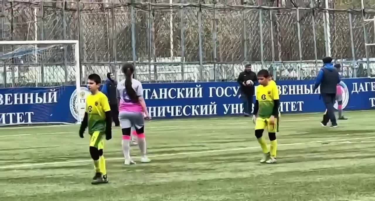 В Махачкале началось открытое зимнее первенство юных футболистов