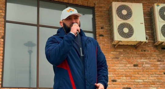 На городском пляже Махачкалы, несмотря на пасмурную погоду, прошла «Зарядка с чемпионом»