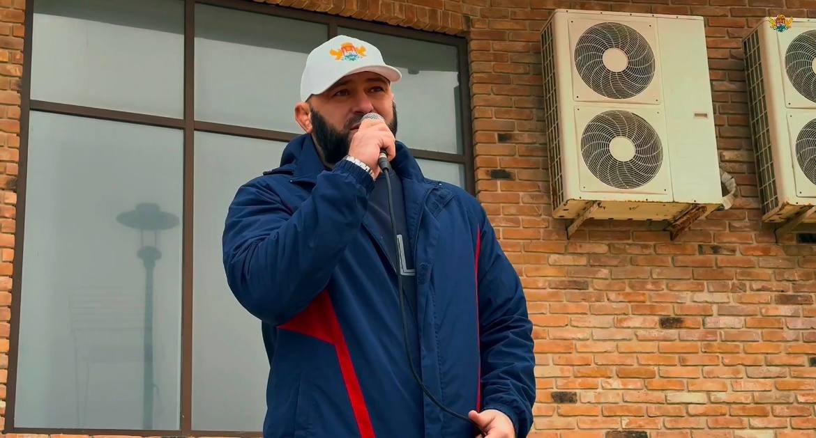 На городском пляже Махачкалы, несмотря на пасмурную погоду, прошла «Зарядка с чемпионом»