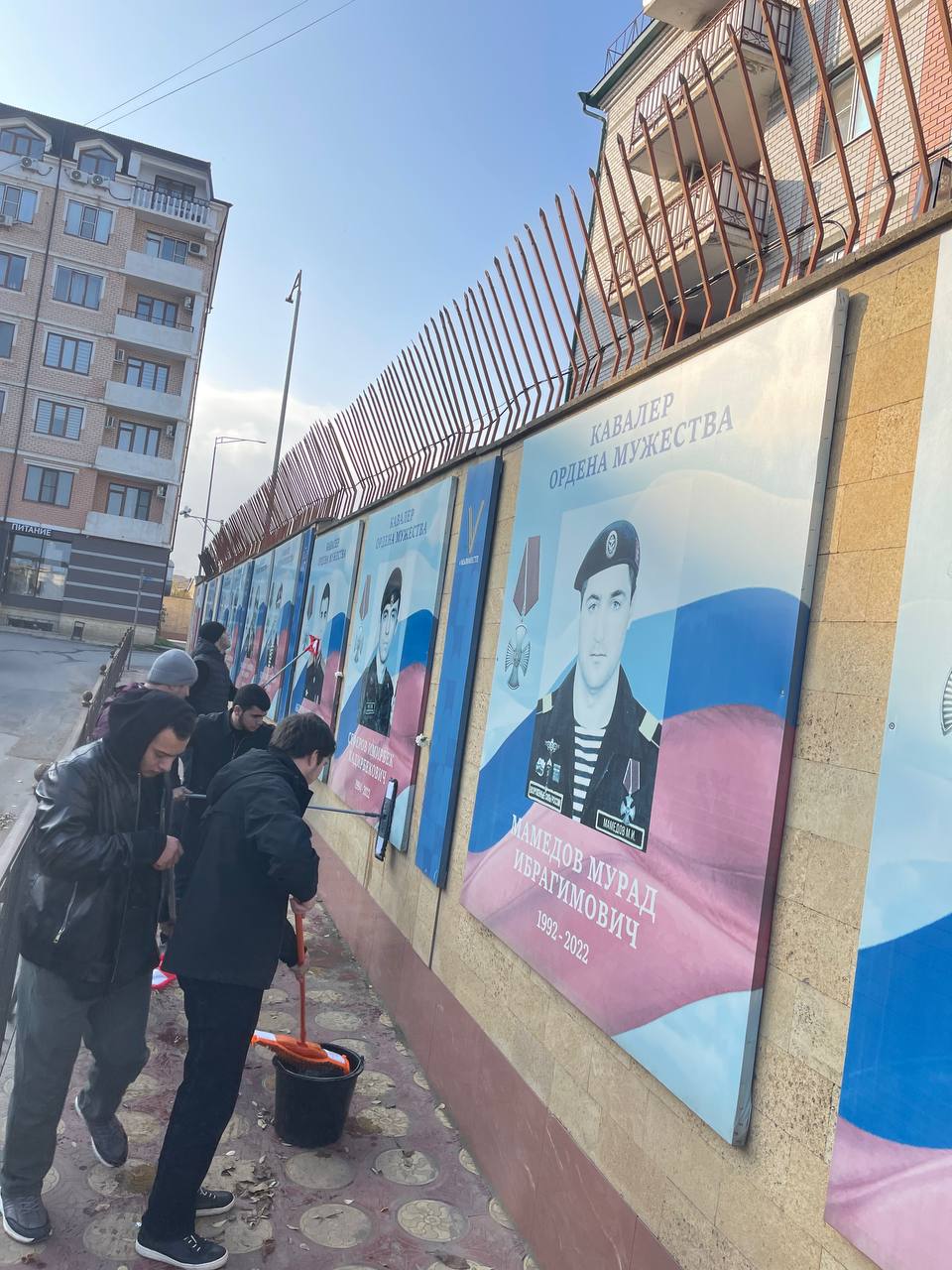 Отдел молодёжной политики и спорта администрации городского округа «город Дербент» совместно с волонтёрами провели субботник у Стены Памяти в преддверии Дня героев Отечества Отдел молодёжной политики и спорта администрации городского округа «город Дербент» совместно с волонтёрами провели субботник у Стены Памяти в преддверии Дня героев Отечества