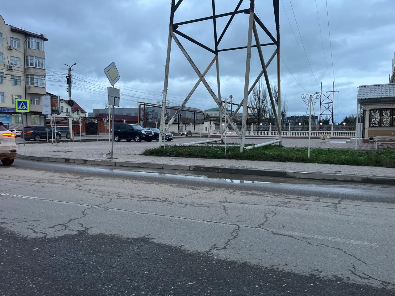 В Каспийске убрали незаконный забор у банкетного зала «Греция» В Каспийске убрали незаконный забор у банкетного зала «Греция»