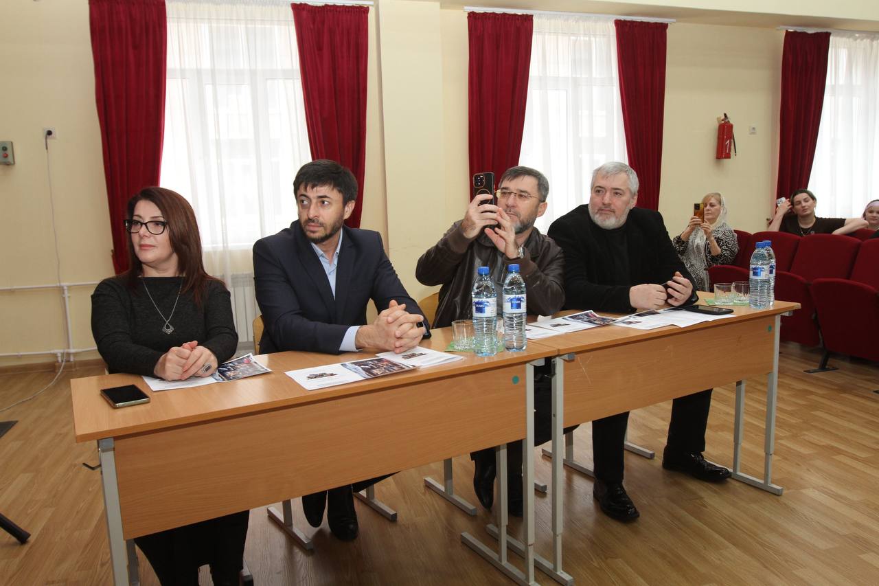 В актовом зале махачкалинской школы №10 состоялось заседание Общественной палаты города, центральной темой которого стало «Развитие культуры народов Дагестана через сохранение родных языков» В актовом зале махачкалинской школы №10 состоялось заседание Общественной палаты города, центральной темой которого стало «Развитие культуры народов Дагестана через сохранение родных языков»