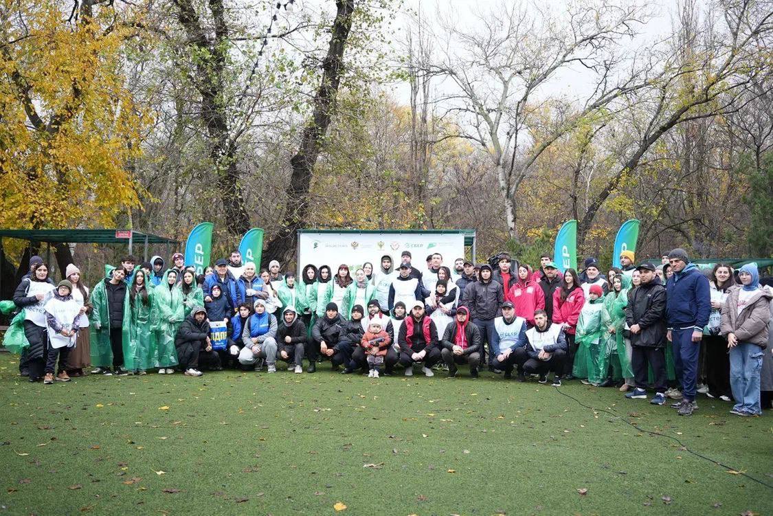 В парке им. Ленинского Комсомола Махачкалы высадили сосны в рамках акции «Сохраним лес» В парке им. Ленинского Комсомола Махачкалы высадили сосны в рамках акции «Сохраним лес»