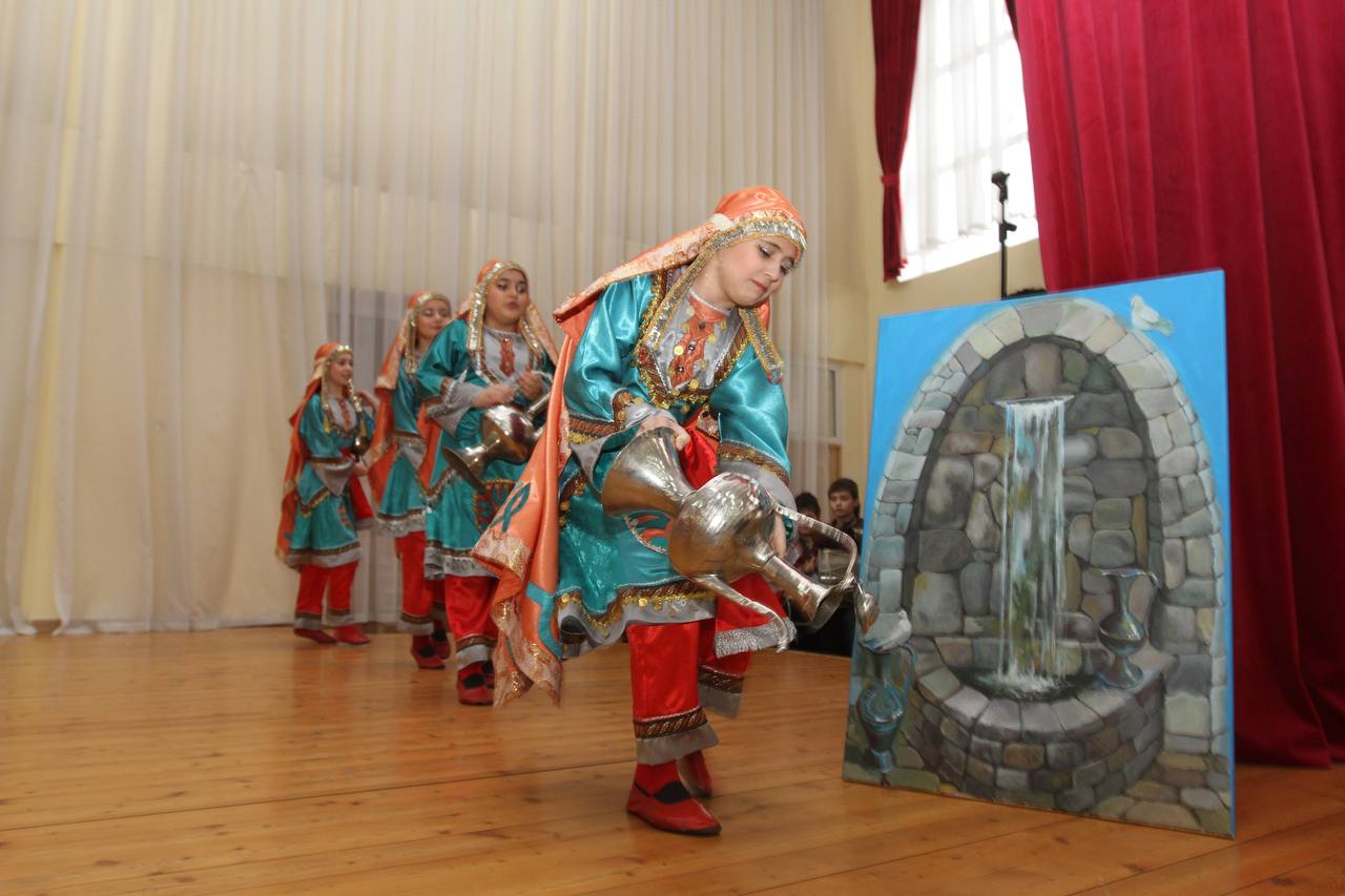 В актовом зале махачкалинской школы №10 состоялось заседание Общественной палаты города, центральной темой которого стало «Развитие культуры народов Дагестана через сохранение родных языков» В актовом зале махачкалинской школы №10 состоялось заседание Общественной палаты города, центральной темой которого стало «Развитие культуры народов Дагестана через сохранение родных языков»