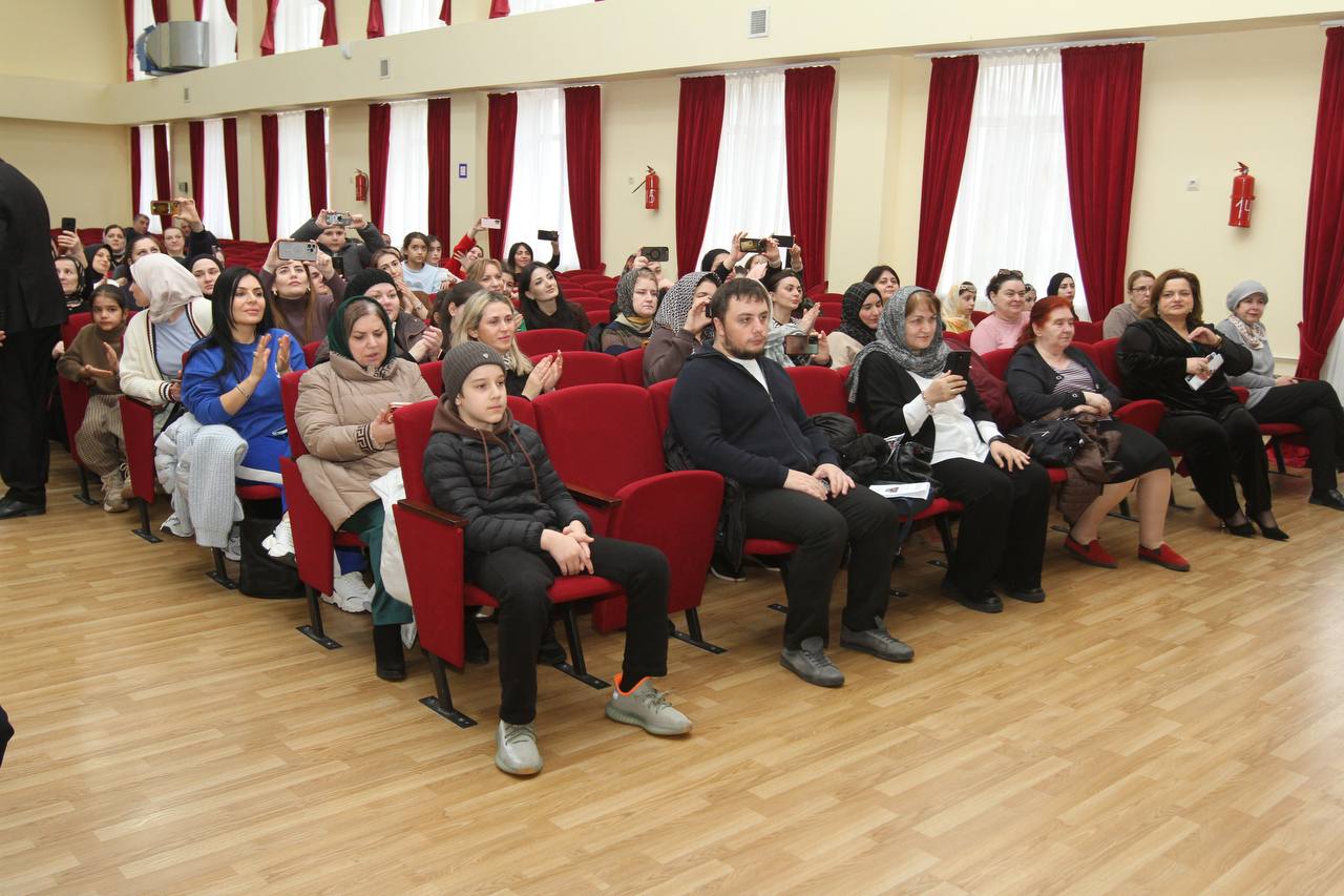 В актовом зале махачкалинской школы №10 состоялось заседание Общественной палаты города, центральной темой которого стало «Развитие культуры народов Дагестана через сохранение родных языков» В актовом зале махачкалинской школы №10 состоялось заседание Общественной палаты города, центральной темой которого стало «Развитие культуры народов Дагестана через сохранение родных языков»