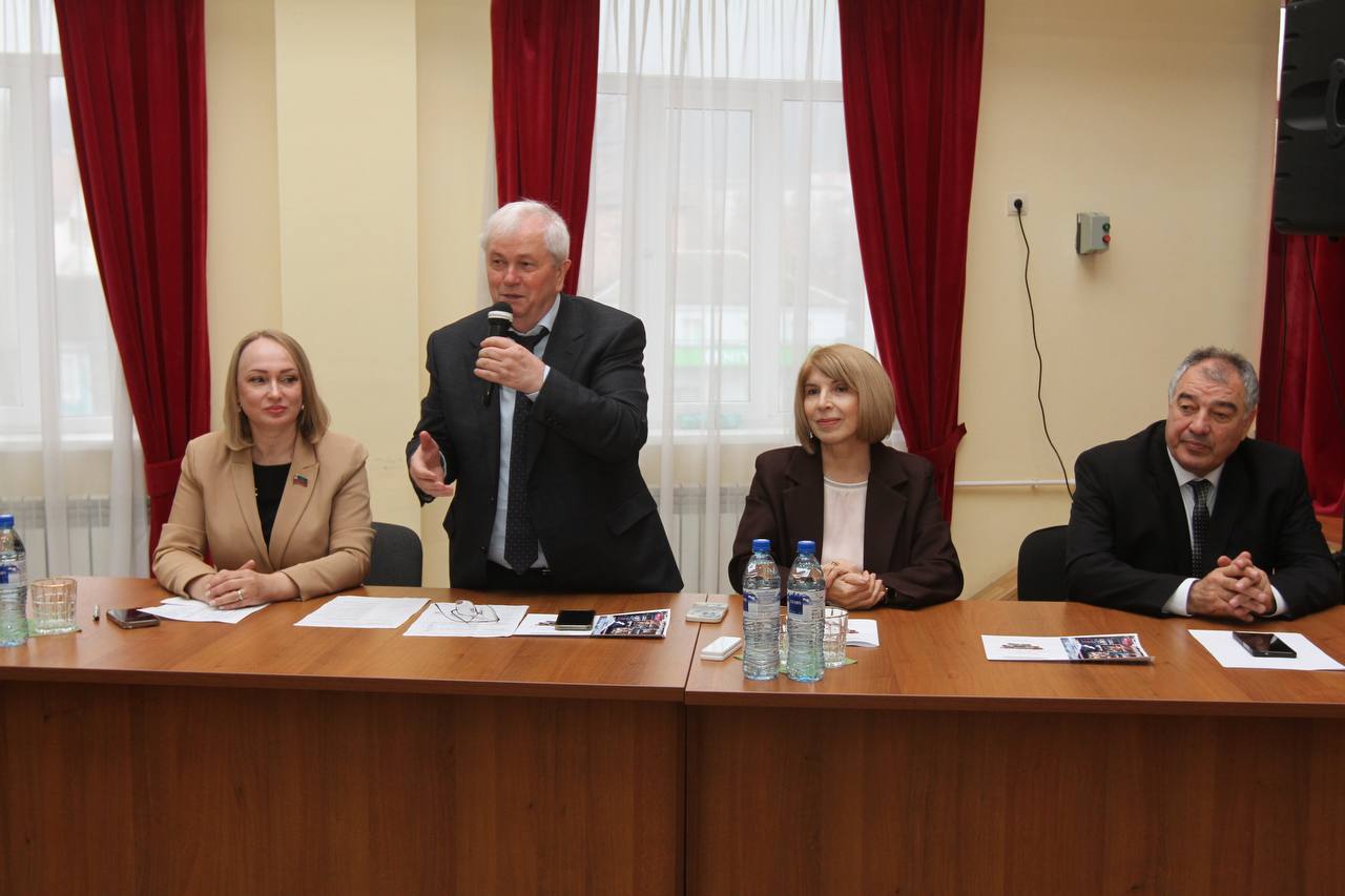 В актовом зале махачкалинской школы №10 состоялось заседание Общественной палаты города, центральной темой которого стало «Развитие культуры народов Дагестана через сохранение родных языков» В актовом зале махачкалинской школы №10 состоялось заседание Общественной палаты города, центральной темой которого стало «Развитие культуры народов Дагестана через сохранение родных языков»