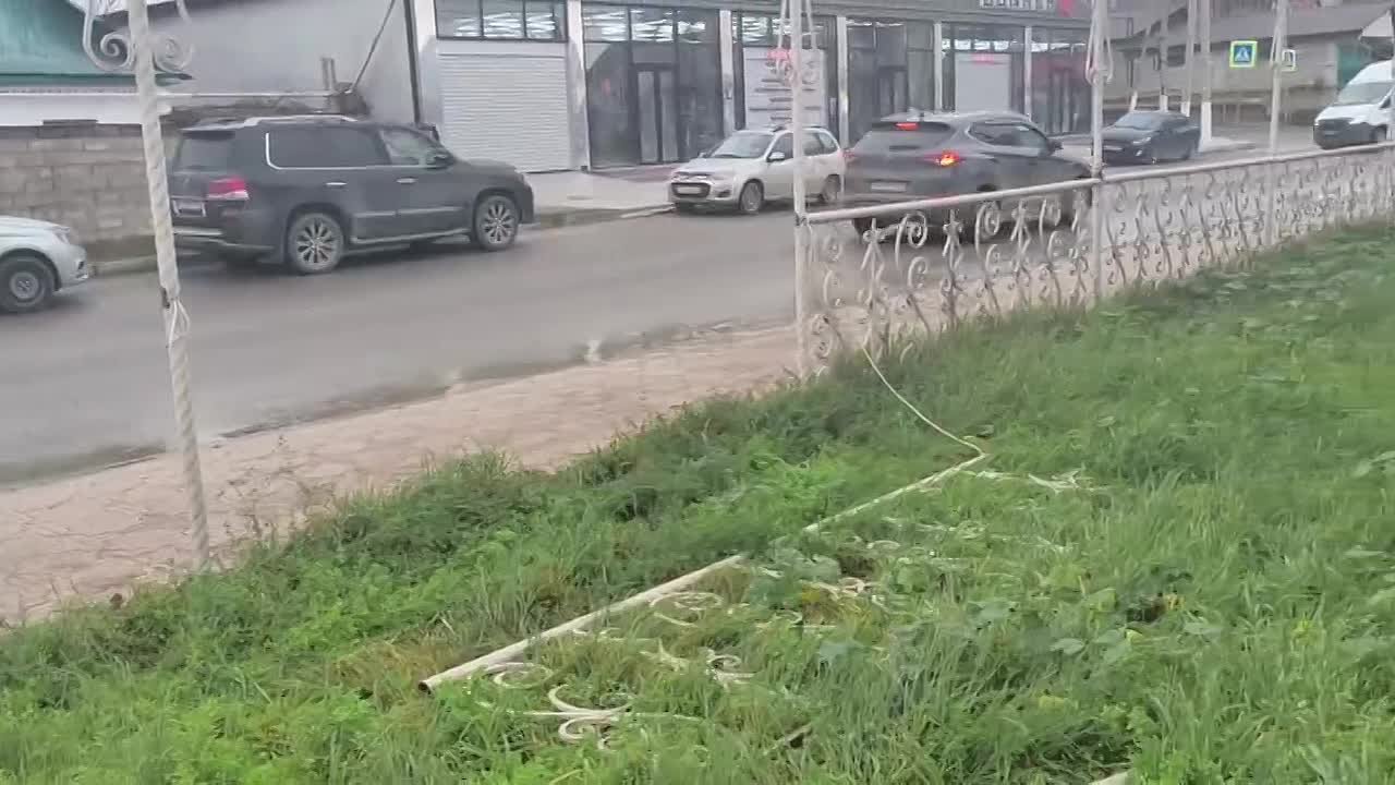 В Каспийске убрали незаконный забор у банкетного зала «Греция»