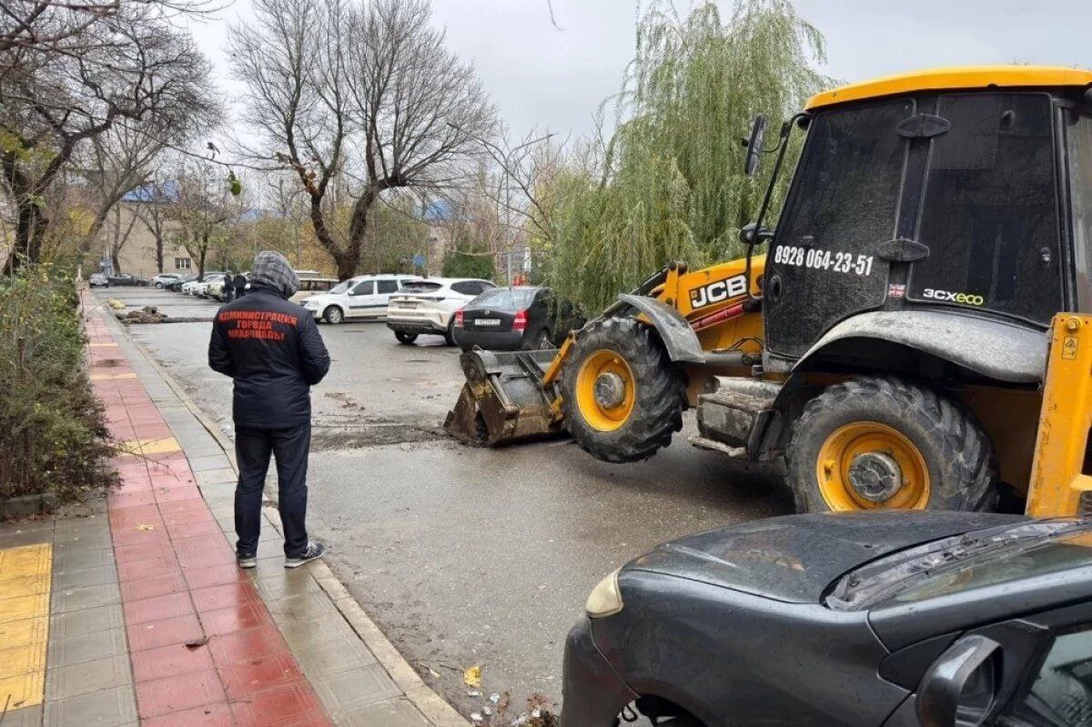 Шесть лежачих полицейских убрали после жалоб жителей во дворе дома № 15 по улице Юсупа Акаева в Махачкале