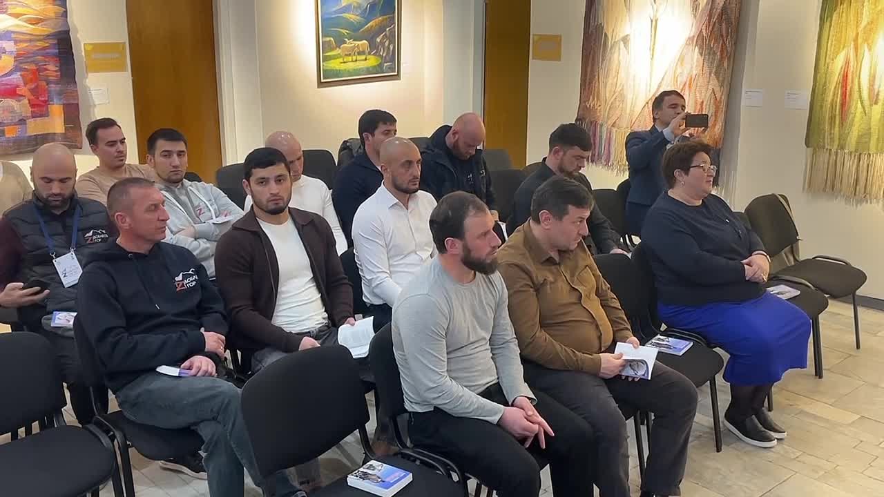 Прямо сейчас: в Дагестанском музее изобразительных искусств им.П.С.Гамзатовой проходит встреча деятелей культуры с участниками программы «Доблесть гор»