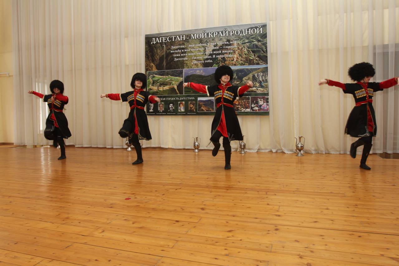 В актовом зале махачкалинской школы №10 состоялось заседание Общественной палаты города, центральной темой которого стало «Развитие культуры народов Дагестана через сохранение родных языков» В актовом зале махачкалинской школы №10 состоялось заседание Общественной палаты города, центральной темой которого стало «Развитие культуры народов Дагестана через сохранение родных языков»