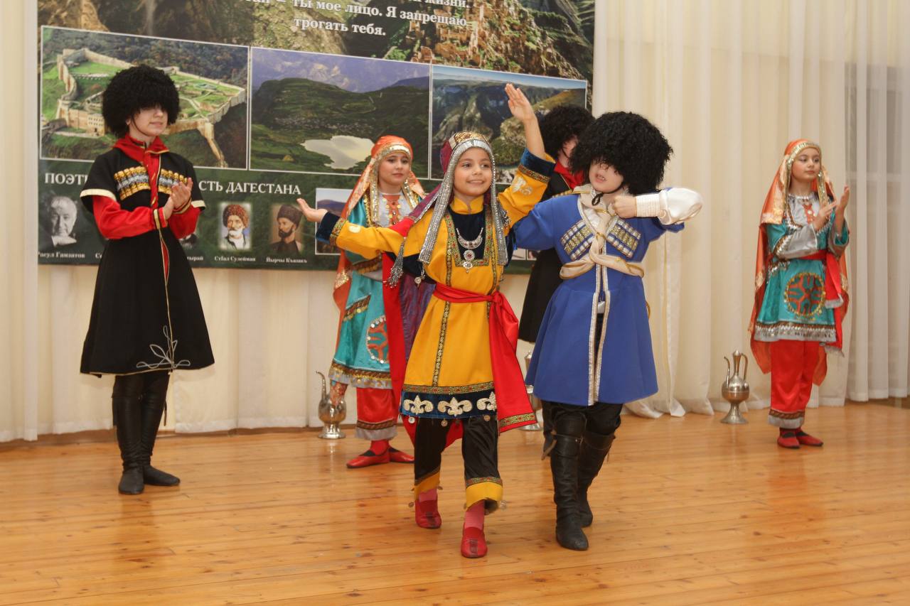 В актовом зале махачкалинской школы №10 состоялось заседание Общественной палаты города, центральной темой которого стало «Развитие культуры народов Дагестана через сохранение родных языков»