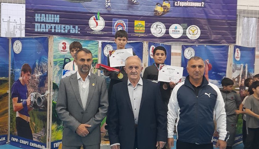 В Сулейман-Стальском районе состоялись республиканские соревнования по гиревому спорту – Чемпионат Дагестана среди мужчин и женщин, а также Первенство республики среди юношей и девушек В Сулейман-Стальском районе состоялись республиканские соревнования по гиревому спорту – Чемпионат Дагестана среди мужчин и женщин, а также Первенство республики среди юношей и девушек