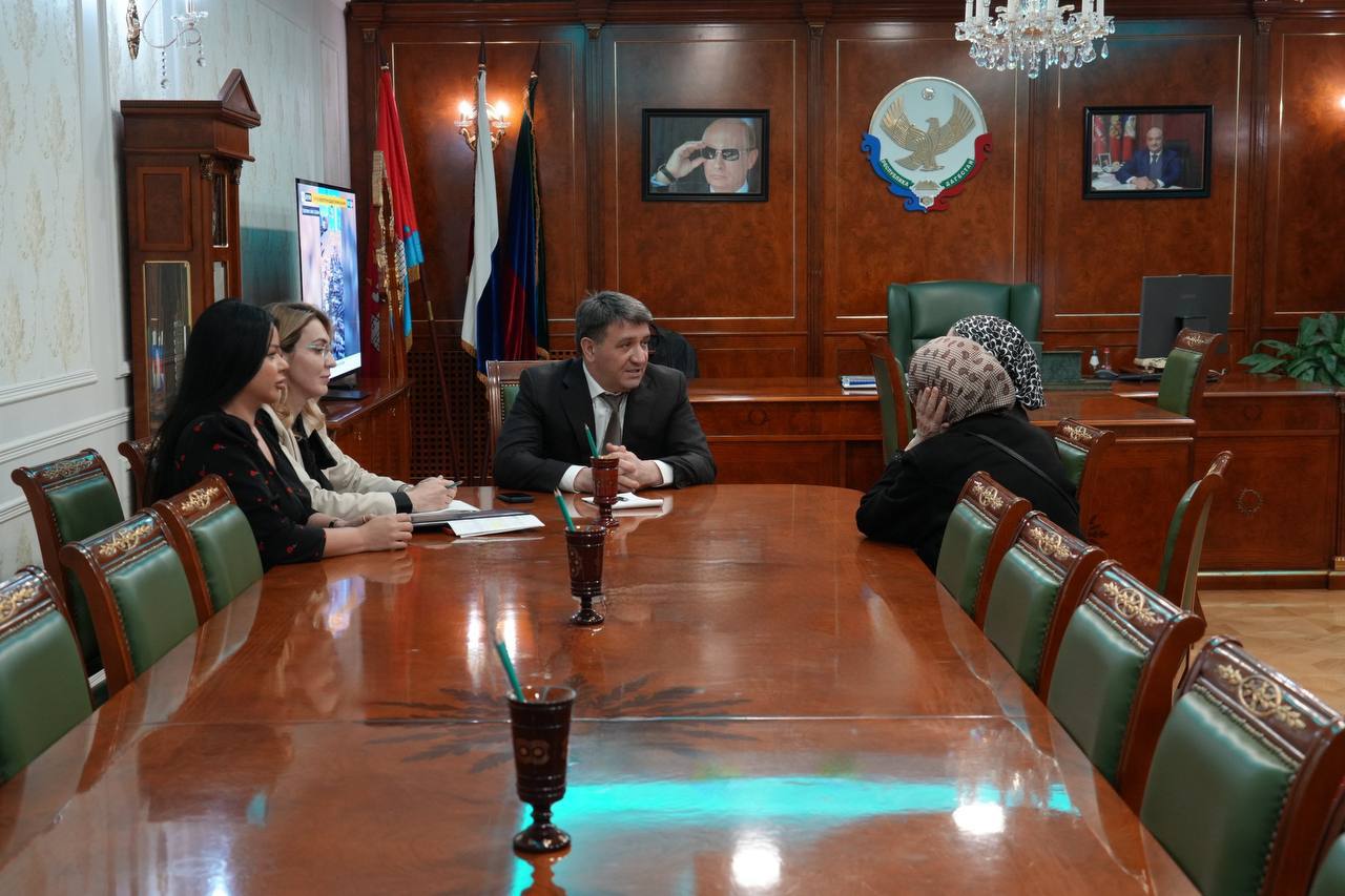 Джамбулат Салавов: Уважаемые махачкалинцы!. Сегодня на личном приёме ко мне обратилась Маржана Мустафаева, представительница общества слепых, с просьбой о содействии в трудоустройстве её внучки