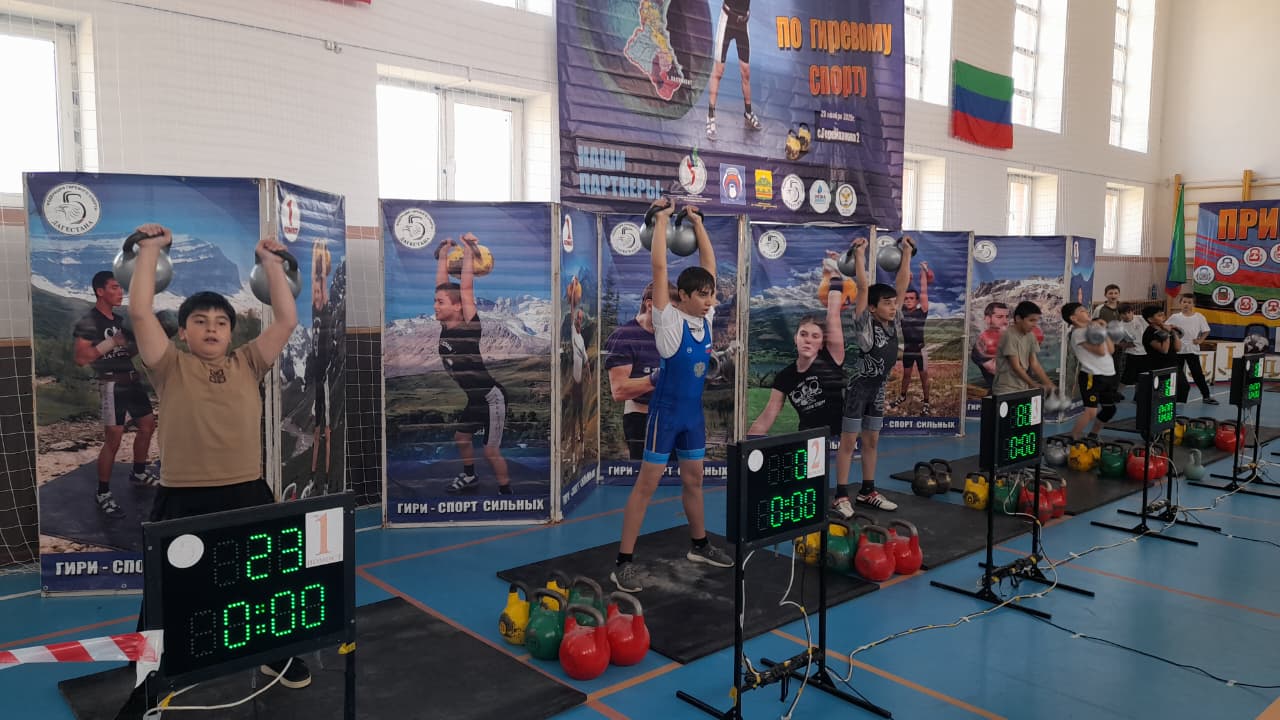 В Сулейман-Стальском районе состоялись республиканские соревнования по гиревому спорту – Чемпионат Дагестана среди мужчин и женщин, а также Первенство республики среди юношей и девушек