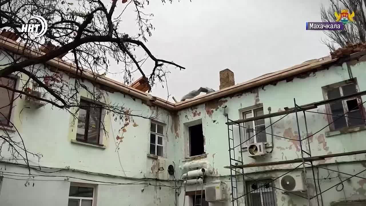 В Махачкале восстанавливают кровлю дома