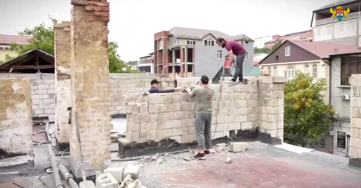 Джамбулат Салавов поручил восстановить кровлю двухэтажного дома №35 по улице М. Гаджиева после незаконной надстройки Джамбулат Салавов поручил восстановить кровлю двухэтажного дома №35 по улице М. Гаджиева после незаконной надстройки