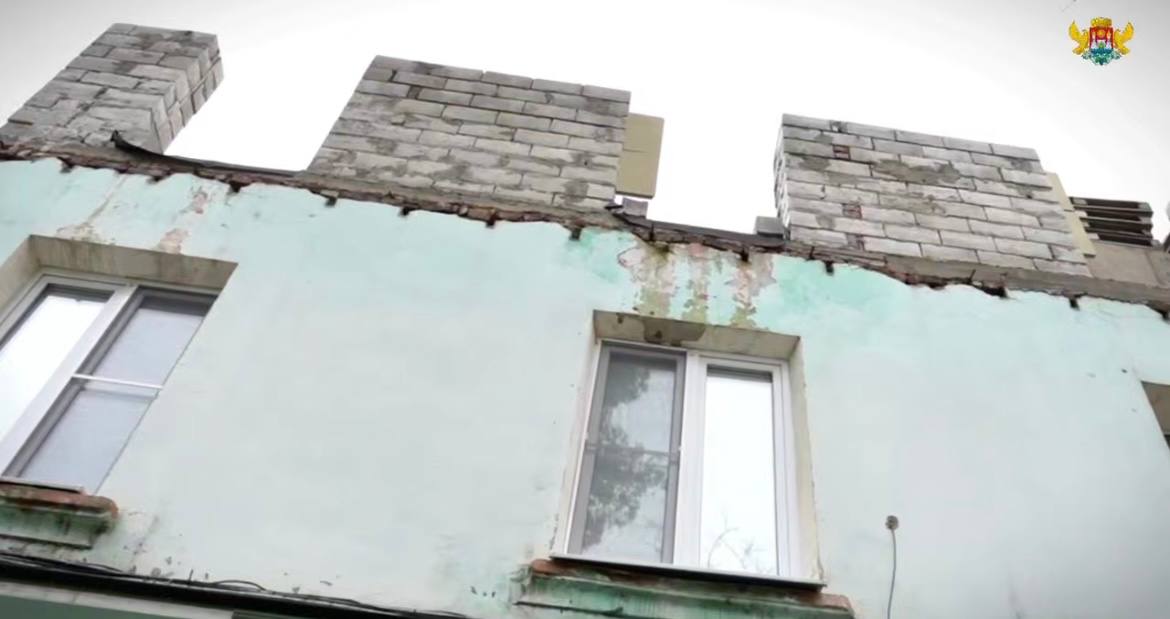 Джамбулат Салавов поручил восстановить кровлю двухэтажного дома №35 по улице М. Гаджиева после незаконной надстройки Джамбулат Салавов поручил восстановить кровлю двухэтажного дома №35 по улице М. Гаджиева после незаконной надстройки