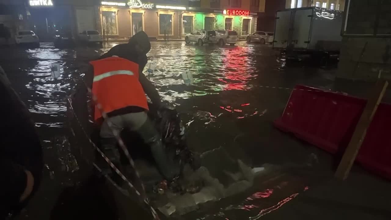 На улице Бейбулатова специалистами МБУ «Благоустройство» ведутся работы по очистке ливневой канализации с целью устранения подтоплений