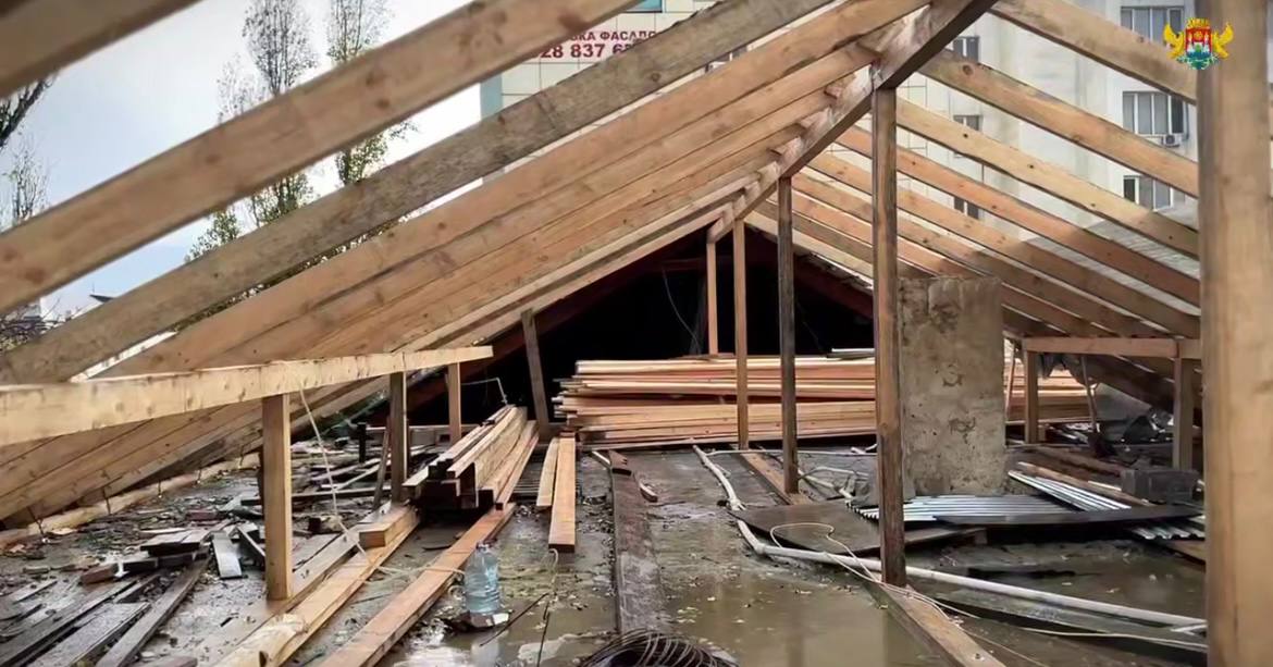 Джамбулат Салавов поручил восстановить кровлю двухэтажного дома №35 по улице М. Гаджиева после незаконной надстройки Джамбулат Салавов поручил восстановить кровлю двухэтажного дома №35 по улице М. Гаджиева после незаконной надстройки