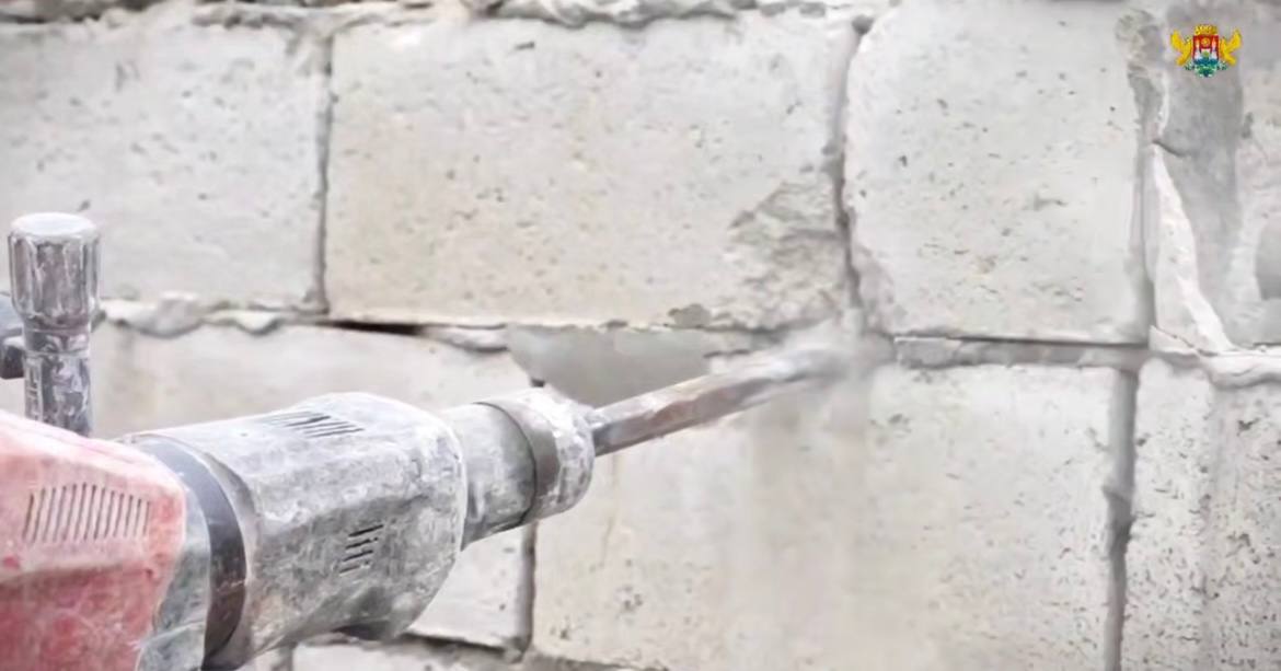 Джамбулат Салавов поручил восстановить кровлю двухэтажного дома №35 по улице М. Гаджиева после незаконной надстройки Джамбулат Салавов поручил восстановить кровлю двухэтажного дома №35 по улице М. Гаджиева после незаконной надстройки