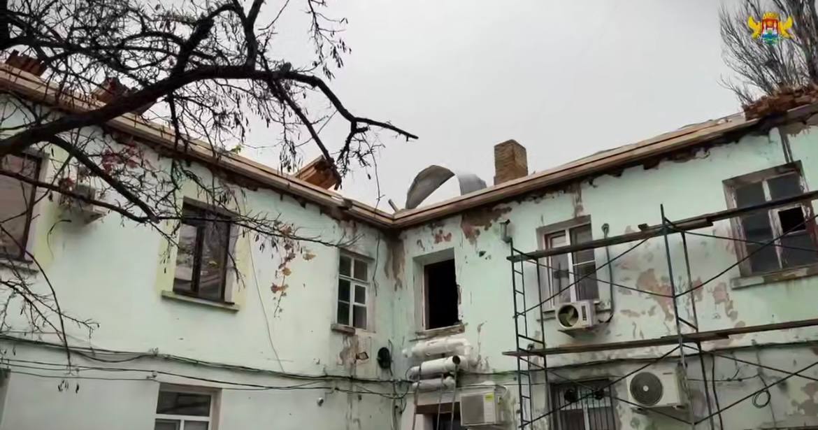 Джамбулат Салавов поручил восстановить кровлю двухэтажного дома №35 по улице М. Гаджиева после незаконной надстройки