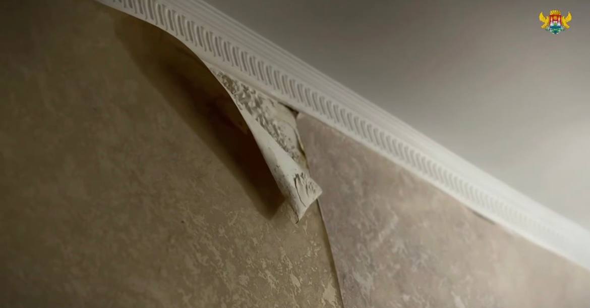 Джамбулат Салавов поручил восстановить кровлю двухэтажного дома №35 по улице М. Гаджиева после незаконной надстройки Джамбулат Салавов поручил восстановить кровлю двухэтажного дома №35 по улице М. Гаджиева после незаконной надстройки