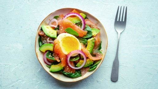 Вместо кучи майонезных блюд: приготовьте на Новый год диетический салат с красной рыбой