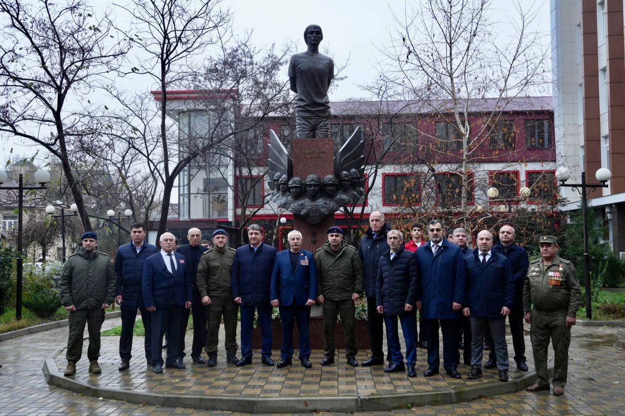 Джамбулат Салавов почтил память Магомеда Нурбагандова Джамбулат Салавов почтил память Магомеда Нурбагандова