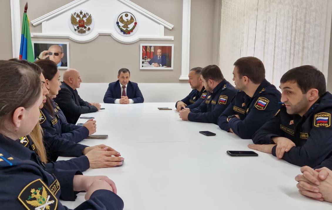 В Махачкале наградили сотрудников службы судебных приставов ко Дню Конституции