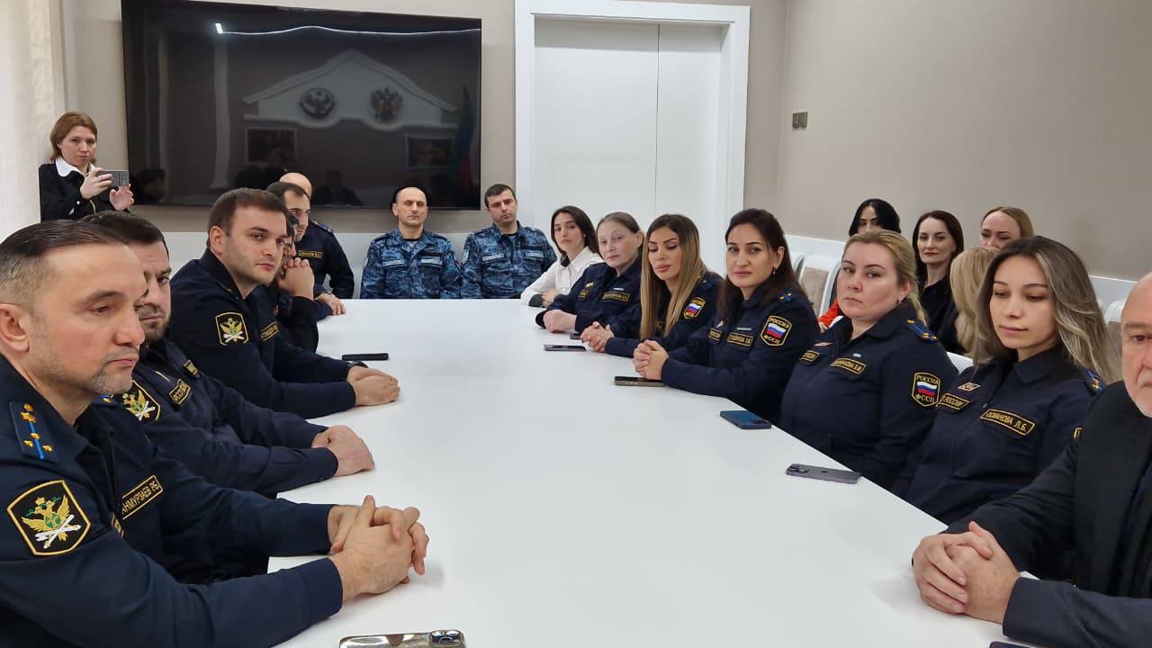 В Махачкале наградили сотрудников службы судебных приставов ко Дню Конституции В Махачкале наградили сотрудников службы судебных приставов ко Дню Конституции