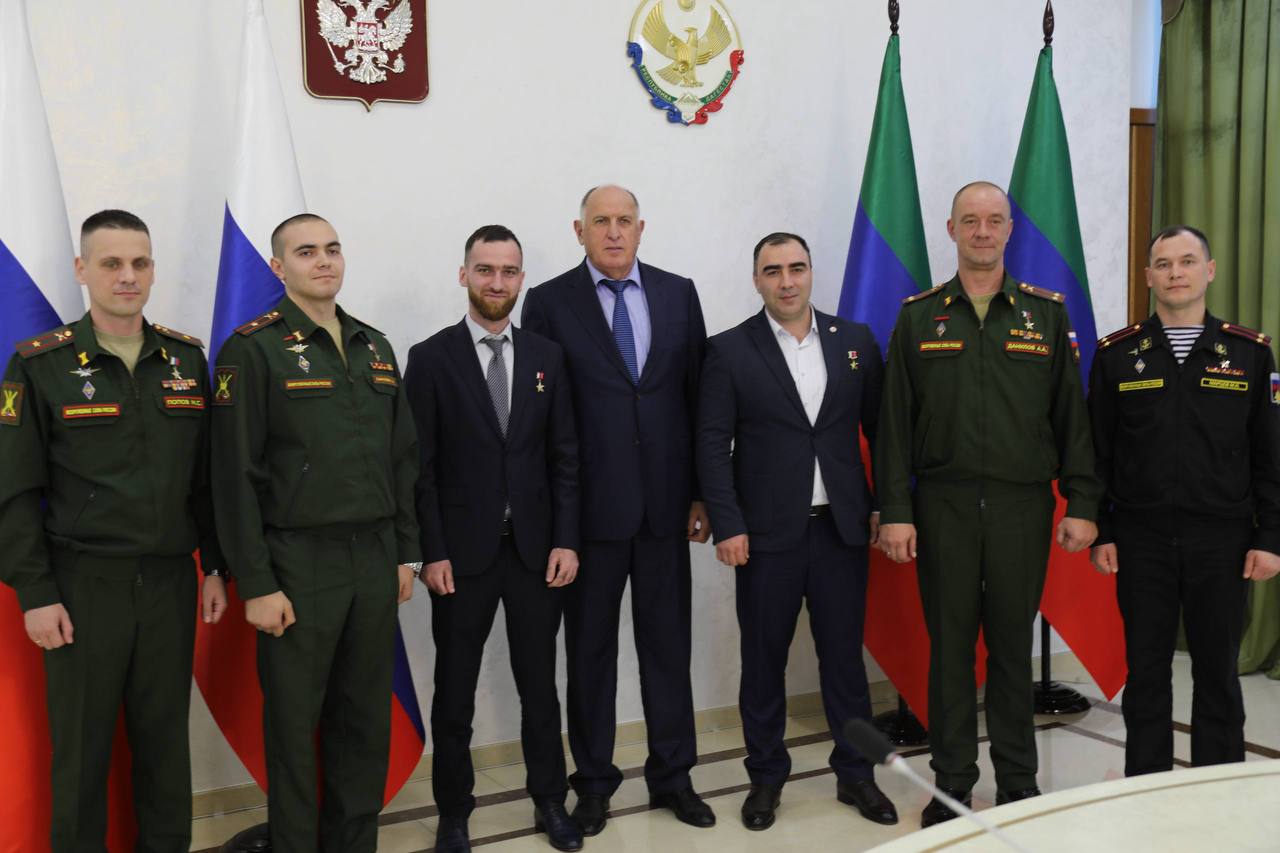 Абдулмуслим Абдулмуслимов поздравил дагестанцев с Днём Героев Отечества Абдулмуслим Абдулмуслимов поздравил дагестанцев с Днём Героев Отечества