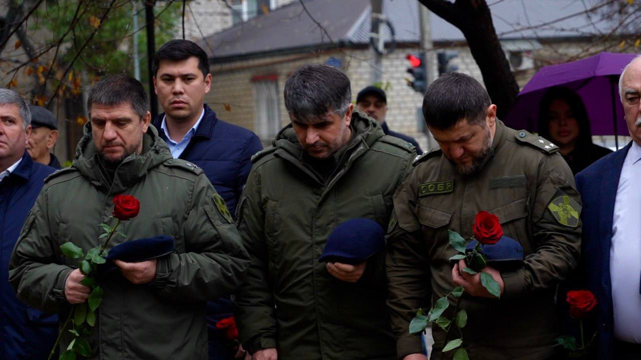 Джамбулат Салавов почтил память Магомеда Нурбагандова Джамбулат Салавов почтил память Магомеда Нурбагандова