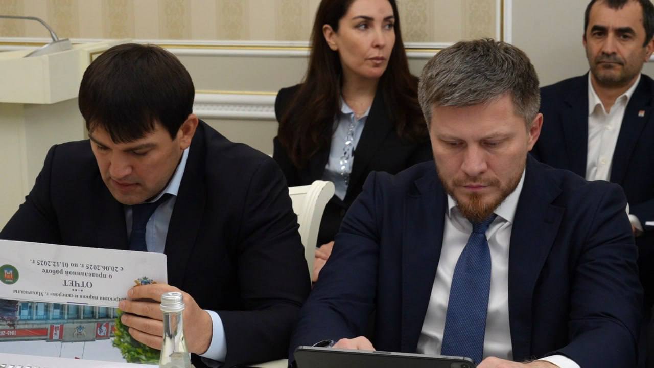 Сегодня под руководством главы города Махачкалы Джамбулата Салавова состоялось еженедельное аппаратное совещание Сегодня под руководством главы города Махачкалы Джамбулата Салавова состоялось еженедельное аппаратное совещание