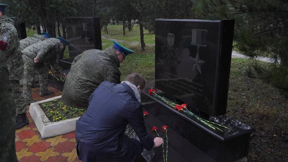 Муслим Телякавов принял участие в памятных мероприятиях ко Дню Героев Отечества в Каспийске Муслим Телякавов принял участие в памятных мероприятиях ко Дню Героев Отечества в Каспийске