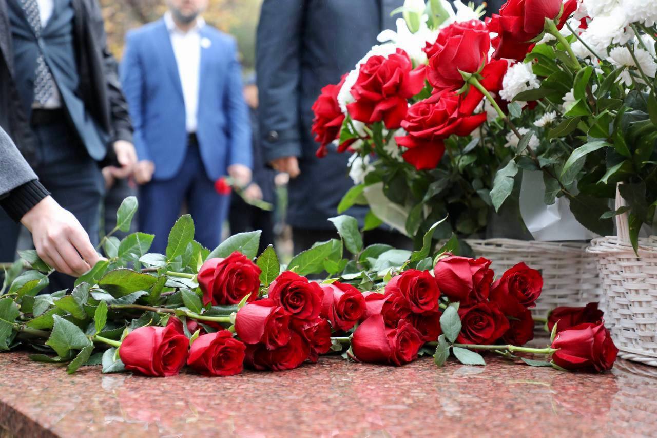 Джамбулат Салавов почтил память Магомеда Нурбагандова Джамбулат Салавов почтил память Магомеда Нурбагандова