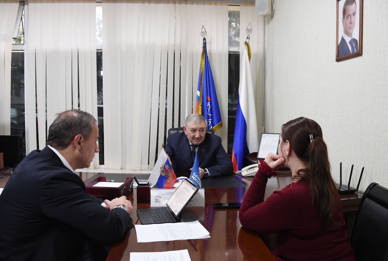 В рамках декады приемов граждан очередной прием жителей республики провел вице-спикер республиканского парламента, первый заместитель Секретаря Регионального отделения партии «Единая Россия» Сайгидахмед Ахмедов В рамках декады приемов граждан очередной прием жителей республики провел вице-спикер республиканского парламента, первый заместитель Секретаря Регионального отделения партии «Единая Россия» Сайгидахмед Ахмедов