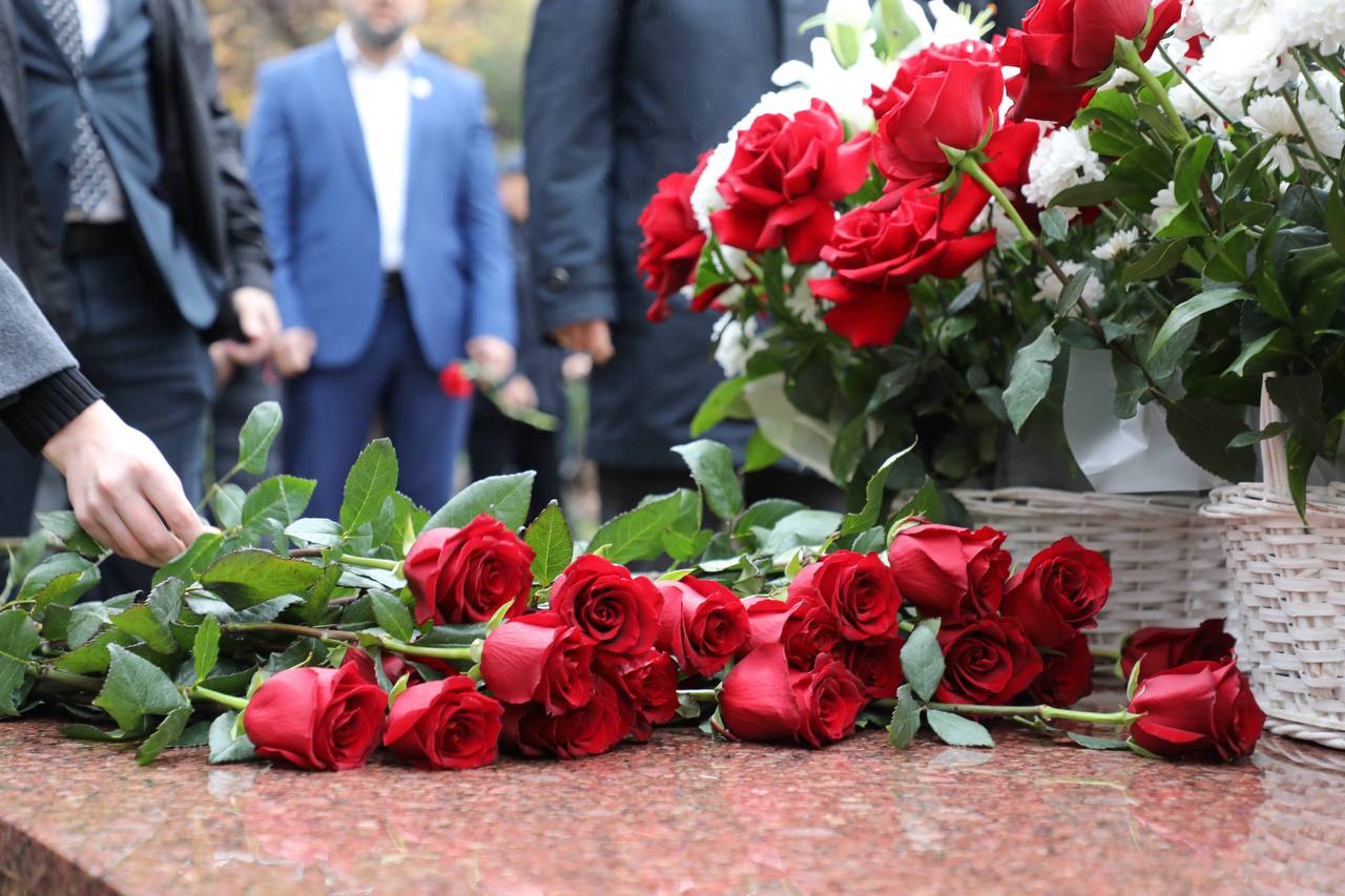 Абдулмуслим Абдулмуслимов возложил цветы к памятнику Героя России Магомеда Нурбагандова Абдулмуслим Абдулмуслимов возложил цветы к памятнику Героя России Магомеда Нурбагандова