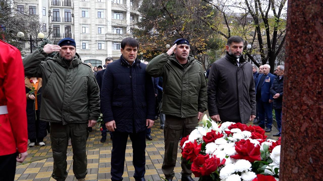 Джамбулат Салавов почтил память Магомеда Нурбагандова Джамбулат Салавов почтил память Магомеда Нурбагандова