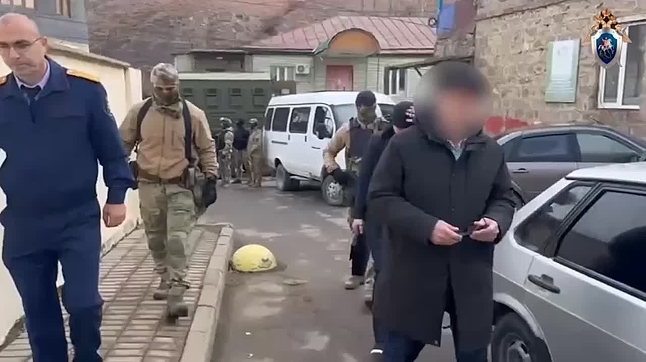 Чиновники из Дагестана купили сироте разрушенное жильё