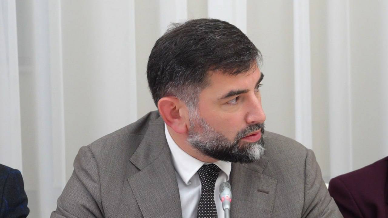 Руслан Мамаев, руководитель Аппарата Администрации города Махачкалы, представил отчет о мероприятиях, направленных на улучшение общественно-политической обстановки и укрепление диалога с различными категориями горожан