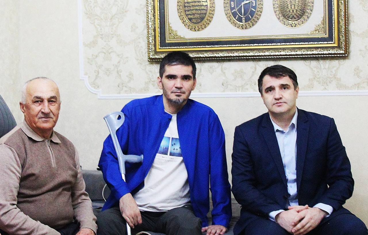 Руководитель аварской секции Союза писателей РД и медиагруппы «Гумбет», редактор республиканского журнала «Дружба» Гамзат Изудинов в преддверии Дня Героев Отечества посетил участника СВО, кавалера ордена «За заслуги перед...