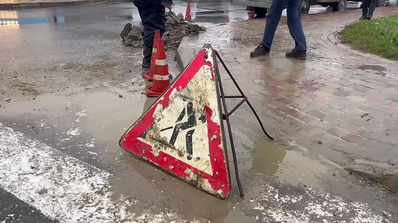 Работниками МБУ «Благоустройство» проводятся монтажные работы по установке пандусов по улице Ирчи Казака, 7 и 1в