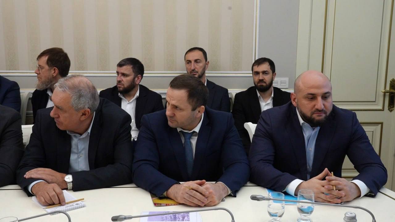 Сегодня под руководством главы города Махачкалы Джамбулата Салавова состоялось еженедельное аппаратное совещание Сегодня под руководством главы города Махачкалы Джамбулата Салавова состоялось еженедельное аппаратное совещание