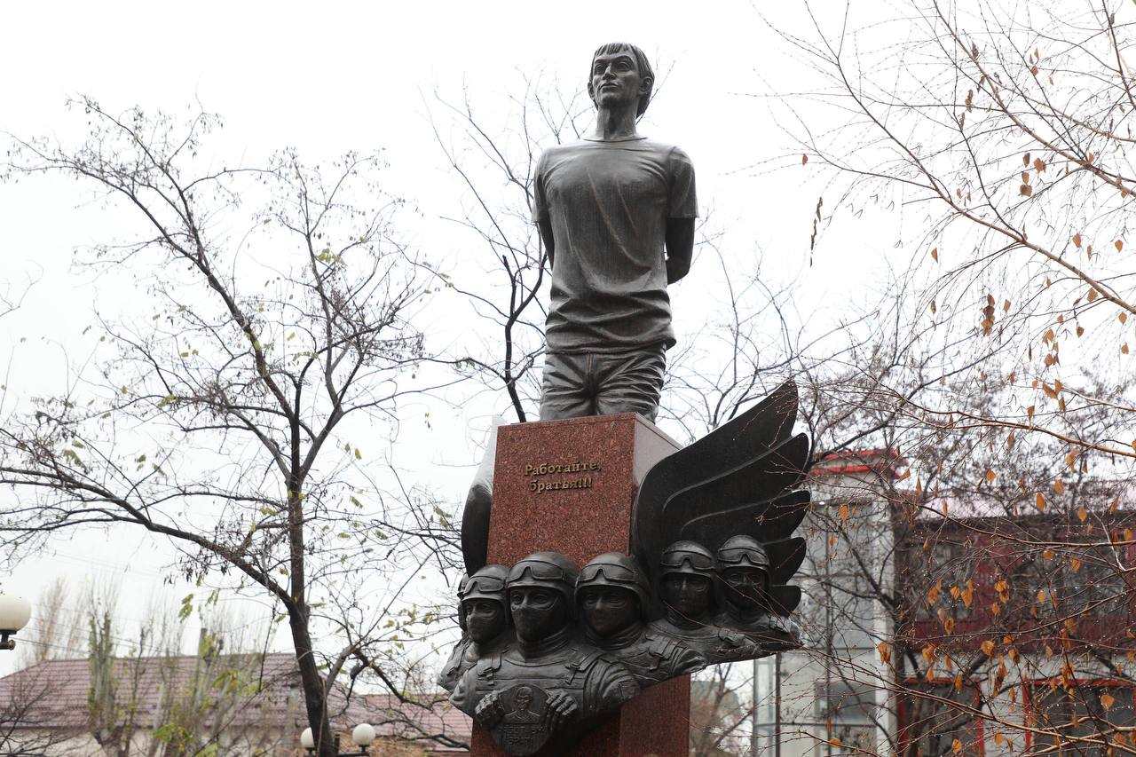 Абдулмуслим Абдулмуслимов возложил цветы к памятнику Героя России Магомеда Нурбагандова Абдулмуслим Абдулмуслимов возложил цветы к памятнику Героя России Магомеда Нурбагандова