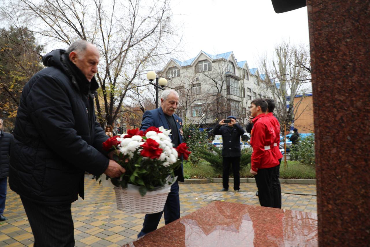Абдулмуслим Абдулмуслимов возложил цветы к памятнику Героя России Магомеда Нурбагандова Абдулмуслим Абдулмуслимов возложил цветы к памятнику Героя России Магомеда Нурбагандова
