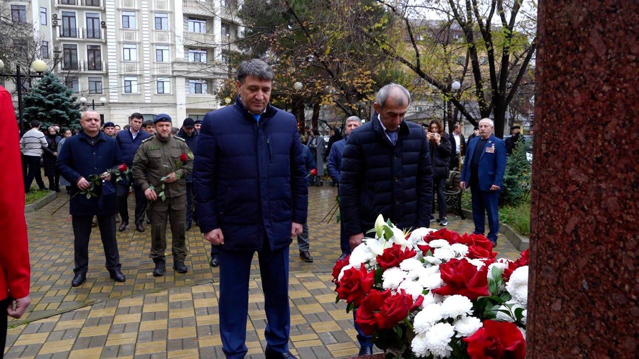 Джамбулат Салавов почтил память Магомеда Нурбагандова Джамбулат Салавов почтил память Магомеда Нурбагандова