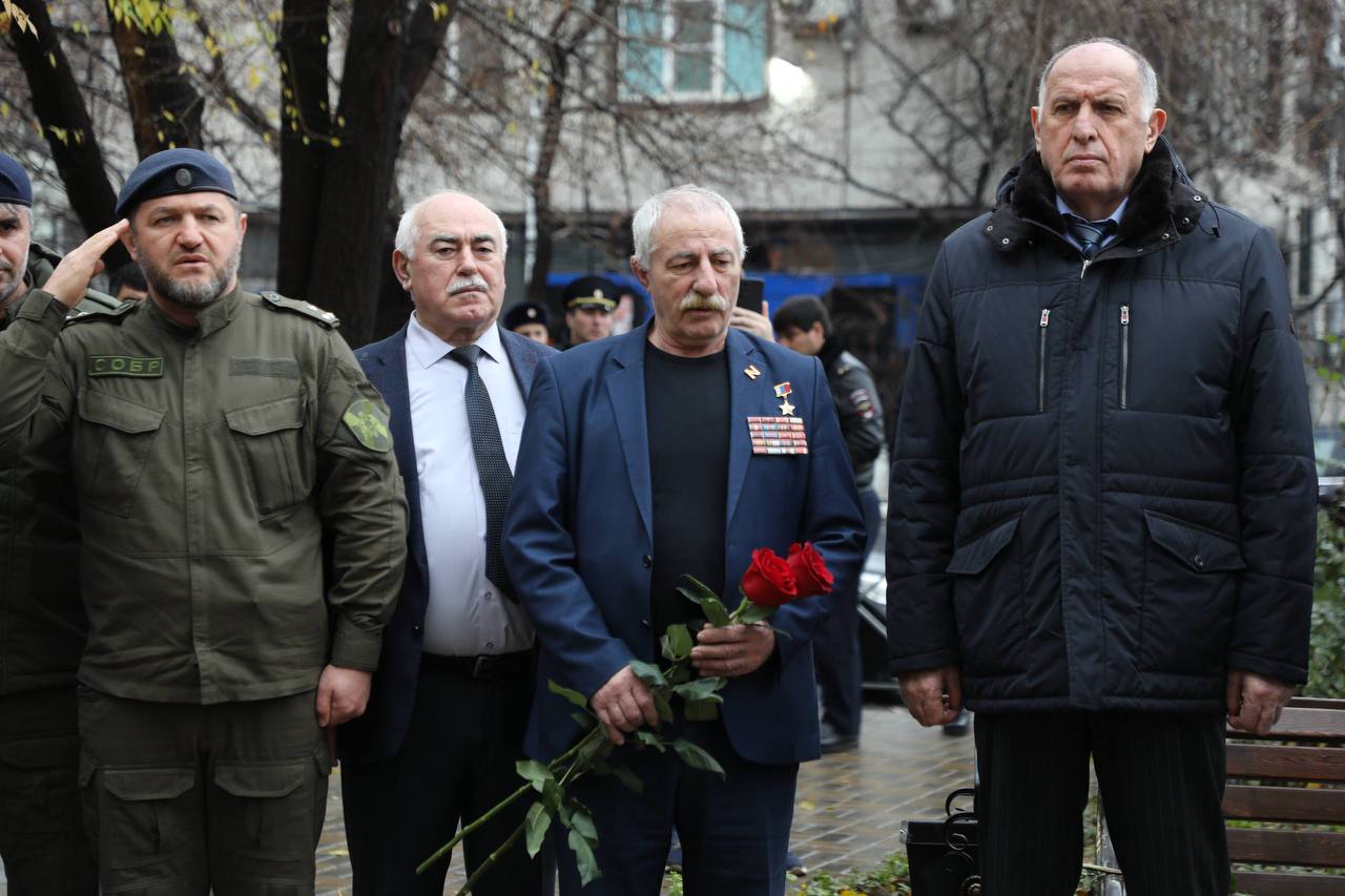 Абдулмуслим Абдулмуслимов:«Дагестанцы - в числе первых героев на всех полях сражения» Абдулмуслим Абдулмуслимов:«Дагестанцы - в числе первых героев на всех полях сражения»